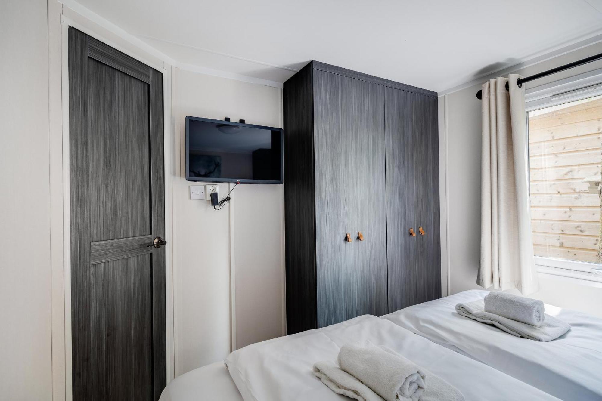 Veluwe Hoenderloo Luxury Chalet With Private Sauna And Hot Tub - Swimming Pool Tennis Court Supermarket Bowling Alley Theatre And Entertainment For Children Екстериор снимка