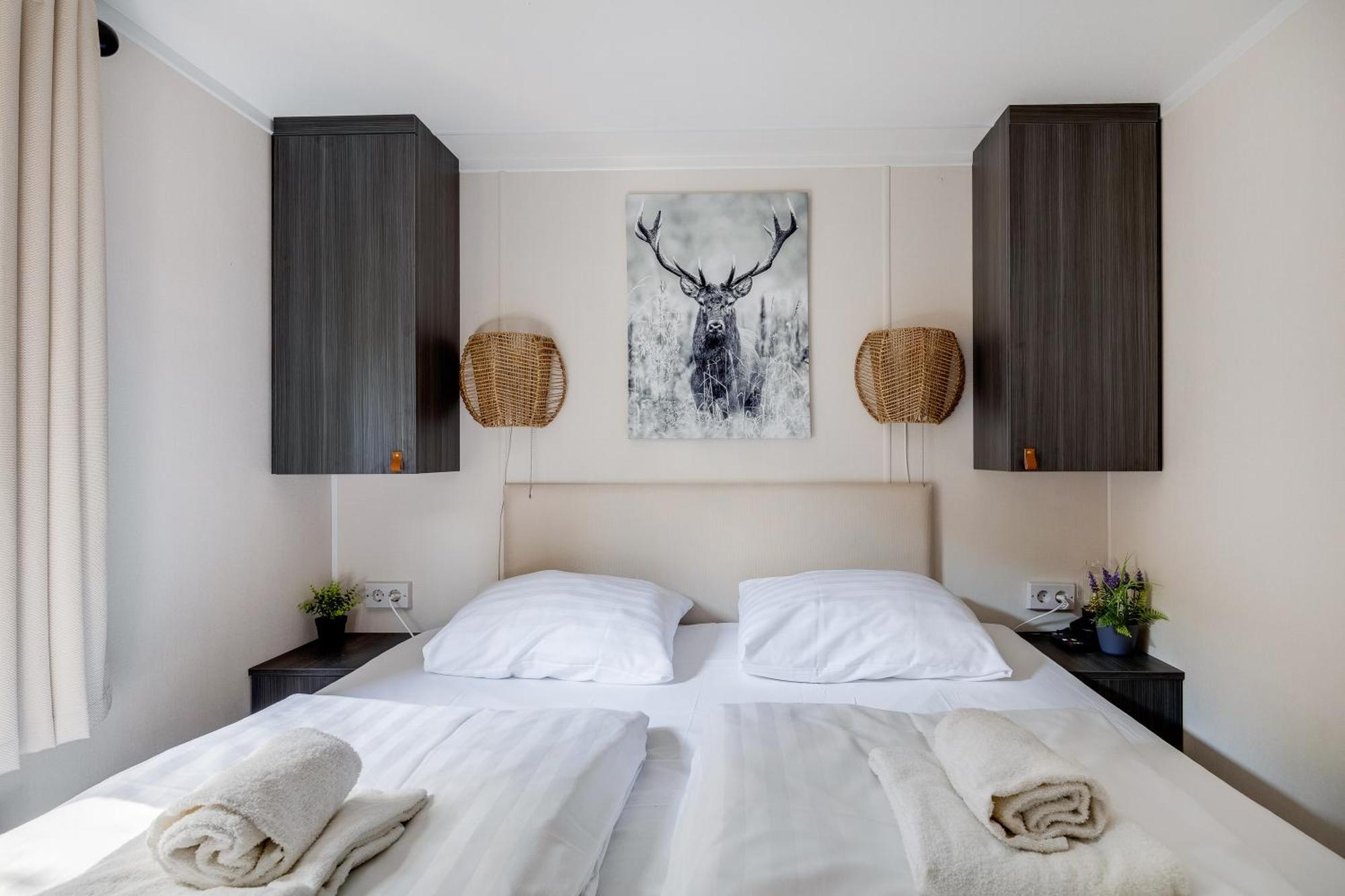Veluwe Hoenderloo Luxury Chalet With Private Sauna And Hot Tub - Swimming Pool Tennis Court Supermarket Bowling Alley Theatre And Entertainment For Children Екстериор снимка